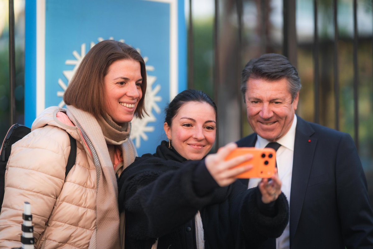 Une belle exposition consacrée aux JO d’hiver s’installe sur les grilles du jardin Alsace-Lorraine.
Imaginée avec le Consul d’Italie Emilio Lolli et Renato Tulio-Ferrari, elle met en avant notre lien naturel avec Milan.
27 panneaux pour voyager de Chamonix 1924 à Milan-Cortina