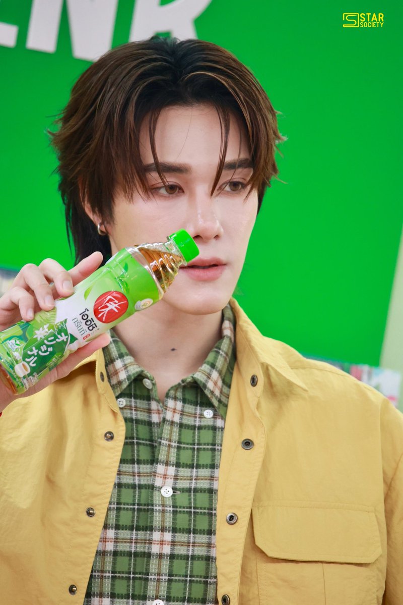 STARSOCIETY_TH's tweet image. “นานิ หิรัญกฤษฎิ์” ร่วมงานเปิดตัวแคมเปญ ‘รู้สึกดี ทุก TEA ที่เข้าแอปโออิชิคลับ’ ภายใต้ คอนเซปต์ “เปิดบ้าน โออิชิ เนโกะ” 

OishiClub GFSN 

#OishiClubxSkyNani 
#hirunkit_
#รู้สึกดีทุกTeaที่เข้าแอปโออิชิคลับ
#OishiClub #OishiGreenTea