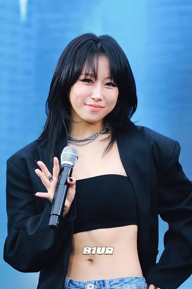 BVILLAINBRASIL's tweet image. INA durante a performance de 'THRILLER' na inauguração da Distrito Comercial de Yongsan.

#이나 #INA #배드빌런 #BADVILLAIN @BADVILLAIN_BPM