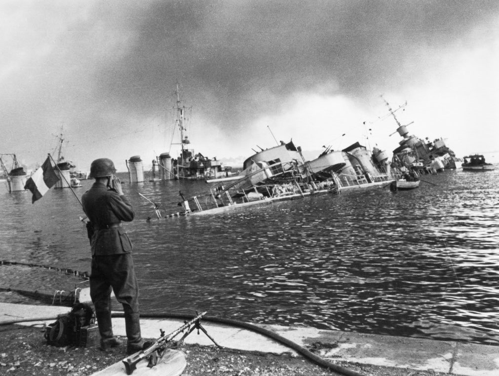 fendlab85183451's tweet image. Ce jour, 27 Novembre, #Macron,
chef des Armées, crée donc le Service Militaire Volontaire.
Drôle de choix dans la date, en ce jour anniversaire du Sabordage de la Flotte à Toulon, en 1942, grand moment s’il en est de notre Histoire et de nos Armées (de Mer, au moins)!
Faut-il y…