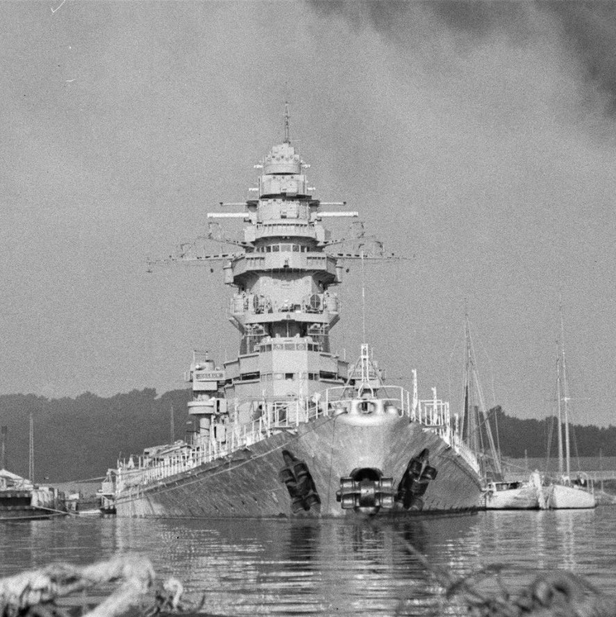 fendlab85183451's tweet image. Ce jour, 27 Novembre, #Macron,
chef des Armées, crée donc le Service Militaire Volontaire.
Drôle de choix dans la date, en ce jour anniversaire du Sabordage de la Flotte à Toulon, en 1942, grand moment s’il en est de notre Histoire et de nos Armées (de Mer, au moins)!
Faut-il y…