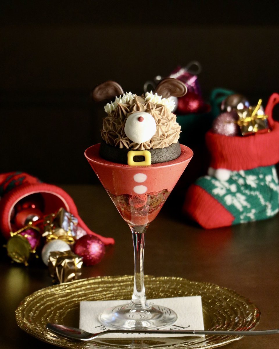 夜パフェ専門店
Parfaiteria beL 新宿三丁目

━━━新作パフェ━━━
『 あわてんぼうのくま 』

森でサンタ気分のクマが
袋を抱えてドタドタ走っていると、
どこからか“ギシッ”と枝の鳴る音

「ば、ばれてないよね!?」と
キョロキョロする姿が
なんともおっちょこちょいで、
あわてんぼうなくまさん