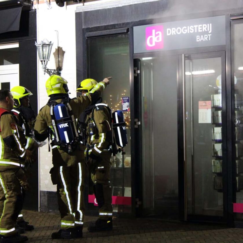 Mistgenerator zet winkel vol rook; brandweer rukt uit