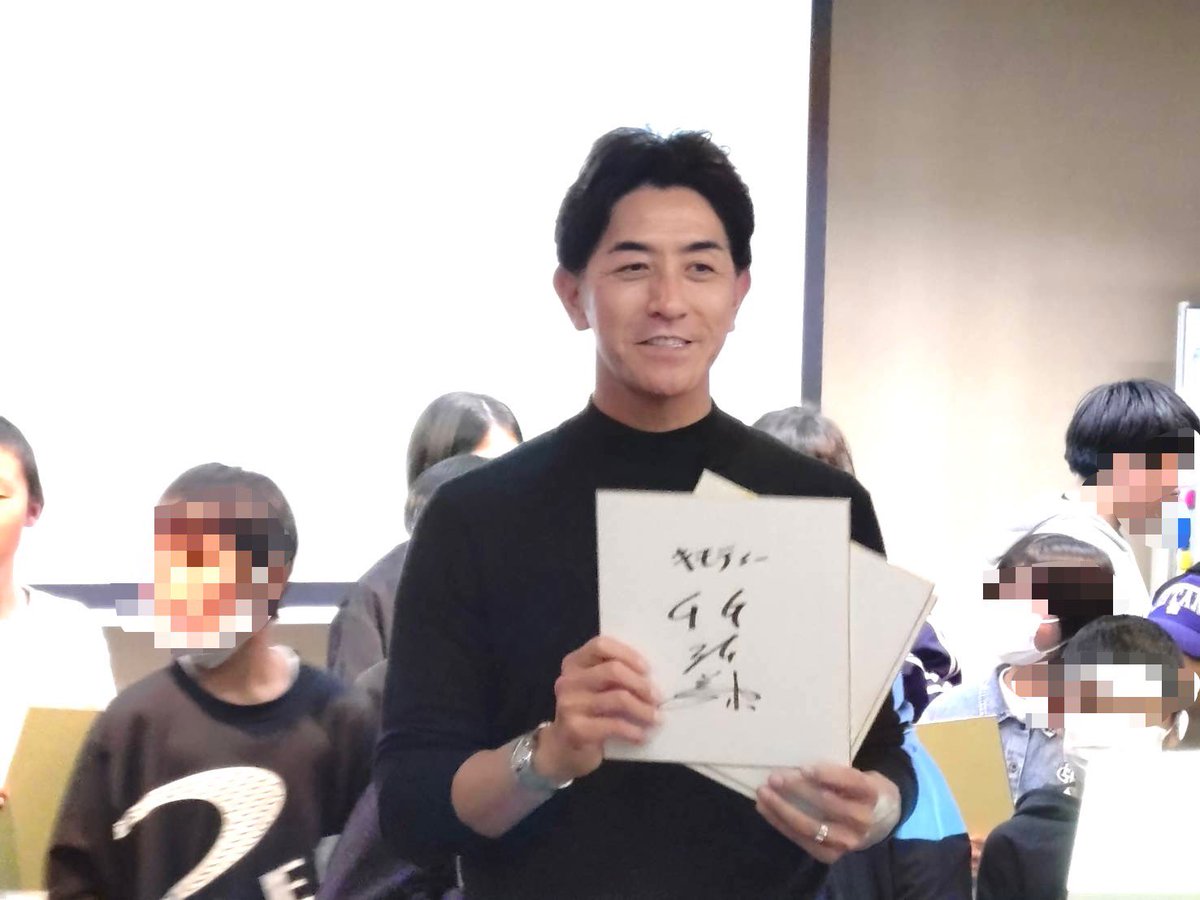 hinode_oden's tweet photo. 昨日、島田で行われた元プロ野球選手のG.G.佐藤さんの講演会に参加しました！
「失敗がない人生には成功もない」
佐藤さんの生い立ちから、念ずる事で夢は叶う事、考え方や捉え方で失敗もプラスできる事、佐藤さんの自己肯定パワーによって、とても楽しい講演会でした！
#GG佐藤
#ひので
#青葉おでん街 https://t.co/iPPmyPyS77