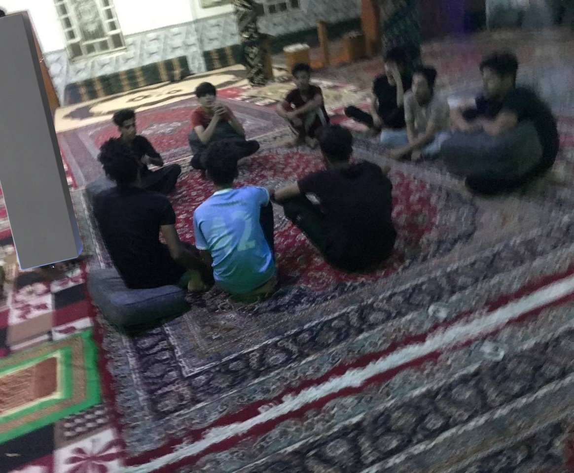 قُل لِمَن يَبكي عَلى رَسمٍ دَرَس
واقِفاً ما ضَرَّ لَو كانَ جَلَس