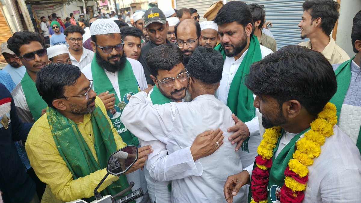 Jaffarhusainmla's tweet image. #AIMIM winning hearts in Beed!

Today in a door-to-door campaign in Zamzam Colony, Khasbagh, Kausar Chowk &amp;amp; Mali Galli ahead of the Local Body Elections.  

✅ Ghar Ghar Tak Majlis  
✅ Awam Ka Jazba  
✅ Vikas Ka Wada  

#BeedElections #AIMIMZindabad #MajlisInAction…