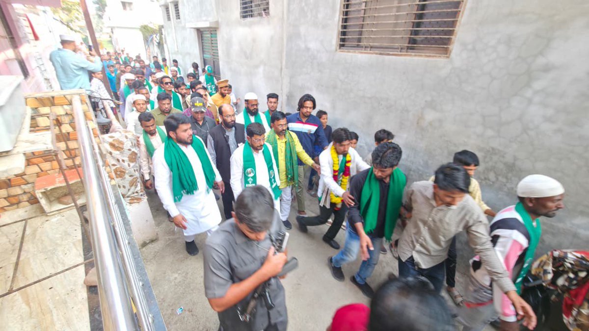 Jaffarhusainmla's tweet image. #AIMIM winning hearts in Beed!

Today in a door-to-door campaign in Zamzam Colony, Khasbagh, Kausar Chowk &amp;amp; Mali Galli ahead of the Local Body Elections.  

✅ Ghar Ghar Tak Majlis  
✅ Awam Ka Jazba  
✅ Vikas Ka Wada  

#BeedElections #AIMIMZindabad #MajlisInAction…