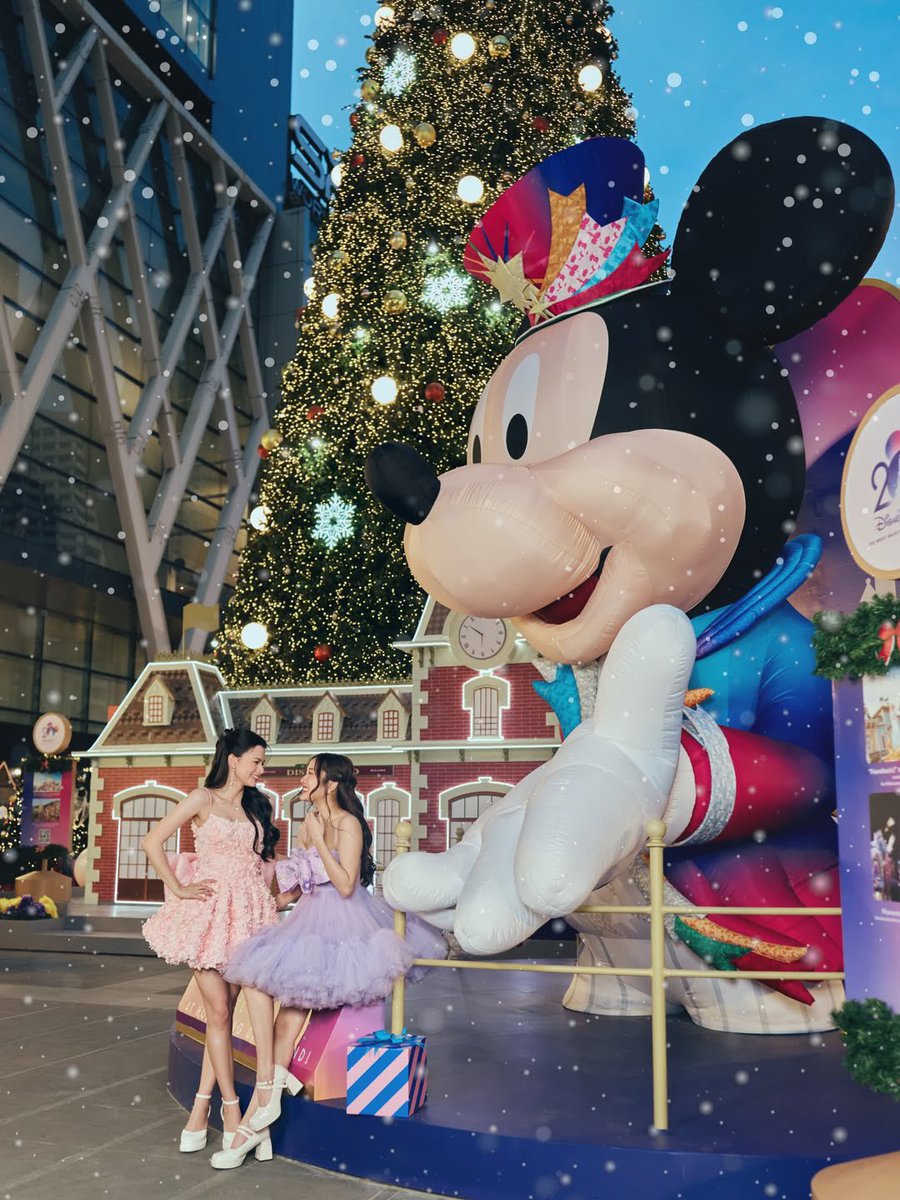 freenfanclub_'s tweet image. IG: srchafreen

“ปลายปีแบบนี้อย่าพลาดบรรยากาศสุด Festive ที่งาน Disney The Magical Stars 2026 at centralwOrld ซึ่งจะจัดขึ้นตั้งแต่วันนี้ ถึง 6 ม.ค. 69 💜✨🫶🏻

แวะไปถ่ายรูปสวยๆตามพวกเรา 2 คนกันนะคะ 🎄🧸”

SAROCHA REBECCA DISNEY AT CTW
#centralwOrldXmasXFreenBecky
#centralwOrld…