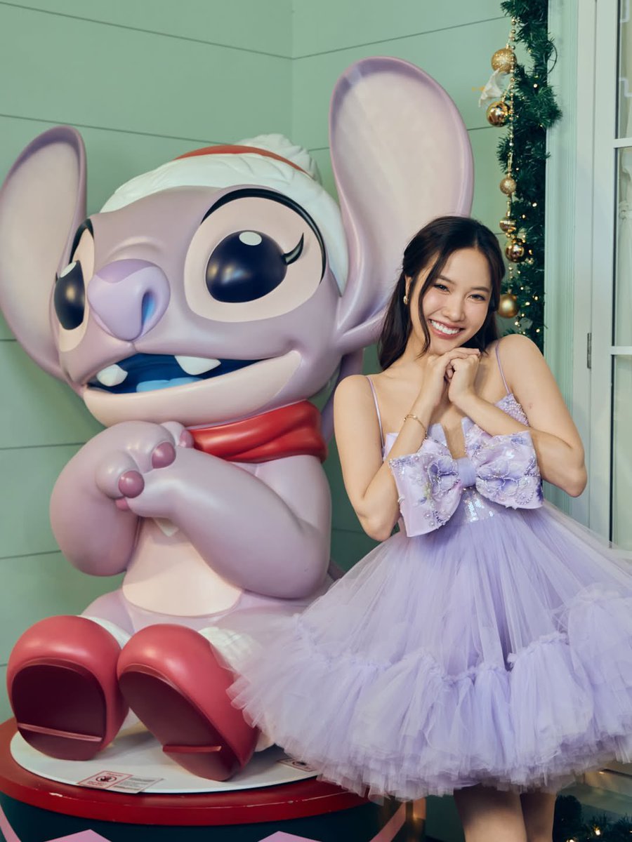 freenfanclub_'s tweet image. IG: srchafreen

“ปลายปีแบบนี้อย่าพลาดบรรยากาศสุด Festive ที่งาน Disney The Magical Stars 2026 at centralwOrld ซึ่งจะจัดขึ้นตั้งแต่วันนี้ ถึง 6 ม.ค. 69 💜✨🫶🏻

แวะไปถ่ายรูปสวยๆตามพวกเรา 2 คนกันนะคะ 🎄🧸”

SAROCHA REBECCA DISNEY AT CTW
#centralwOrldXmasXFreenBecky
#centralwOrld…