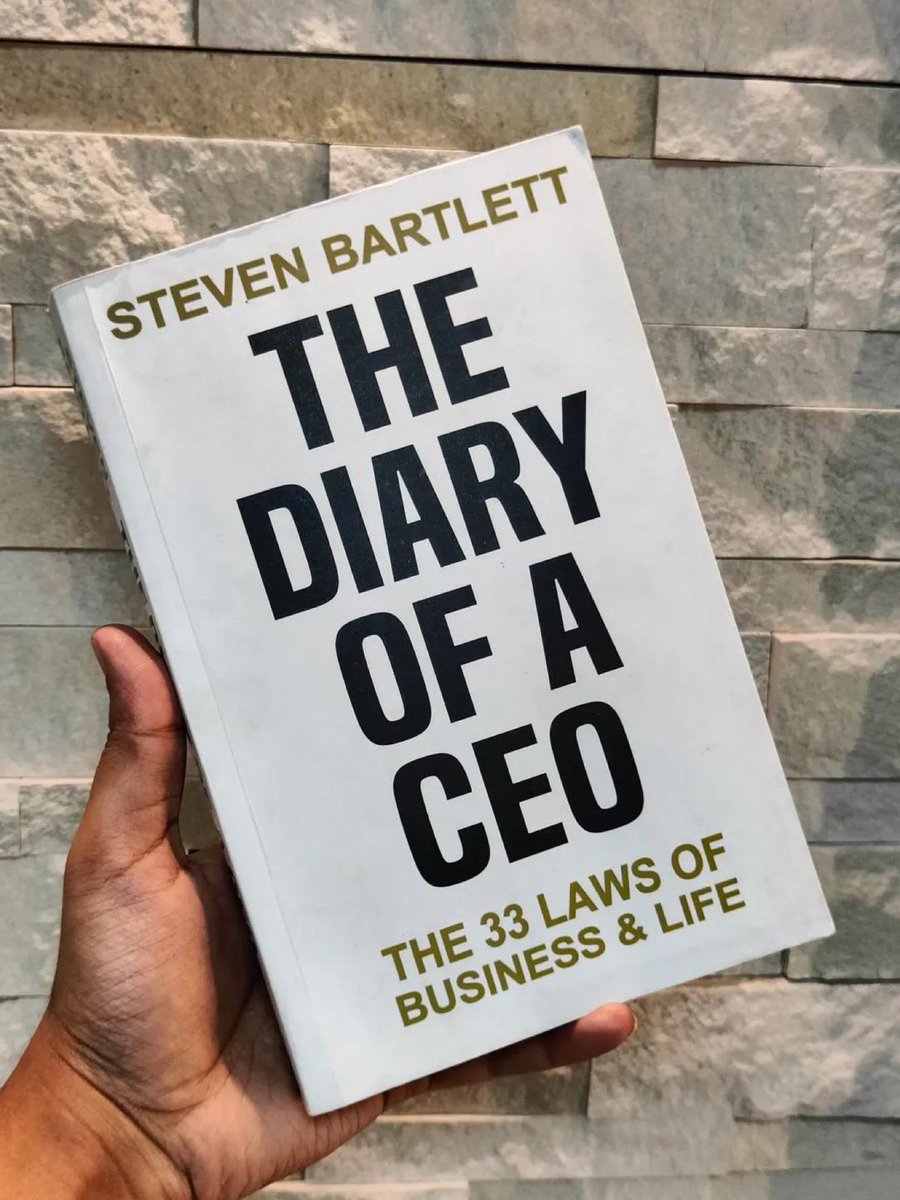 دروس قوية من كتاب "مذكرات رئيس تنفيذي"

الضعف ليس ضعفًا، بل قوة خارقة.
• الجميع يحاول إخفاء شروخه، لكن الشروخ هي الأماكن التي يدخل منها النور.
• قولك "ما أعرف" يبني ثقة أكثر من التظاهر.
• القادة الحقيقيون يعترفون بارتباكهم، ثم يمضون قدمًا.
• مشاركة الخوف تجلب الدعم، لا الحكم.