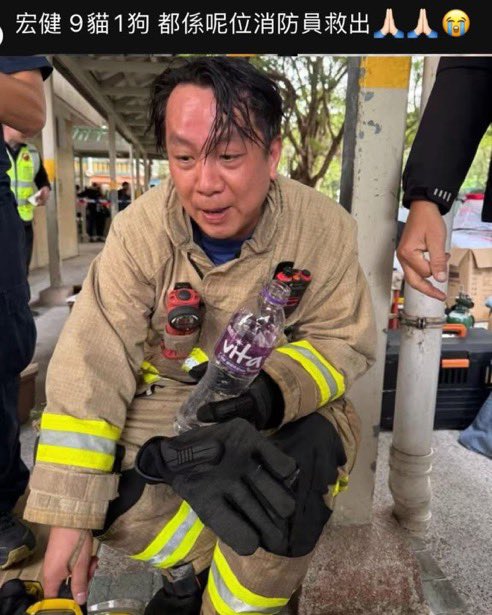 猛火の中、猫や犬も助け出した消防士