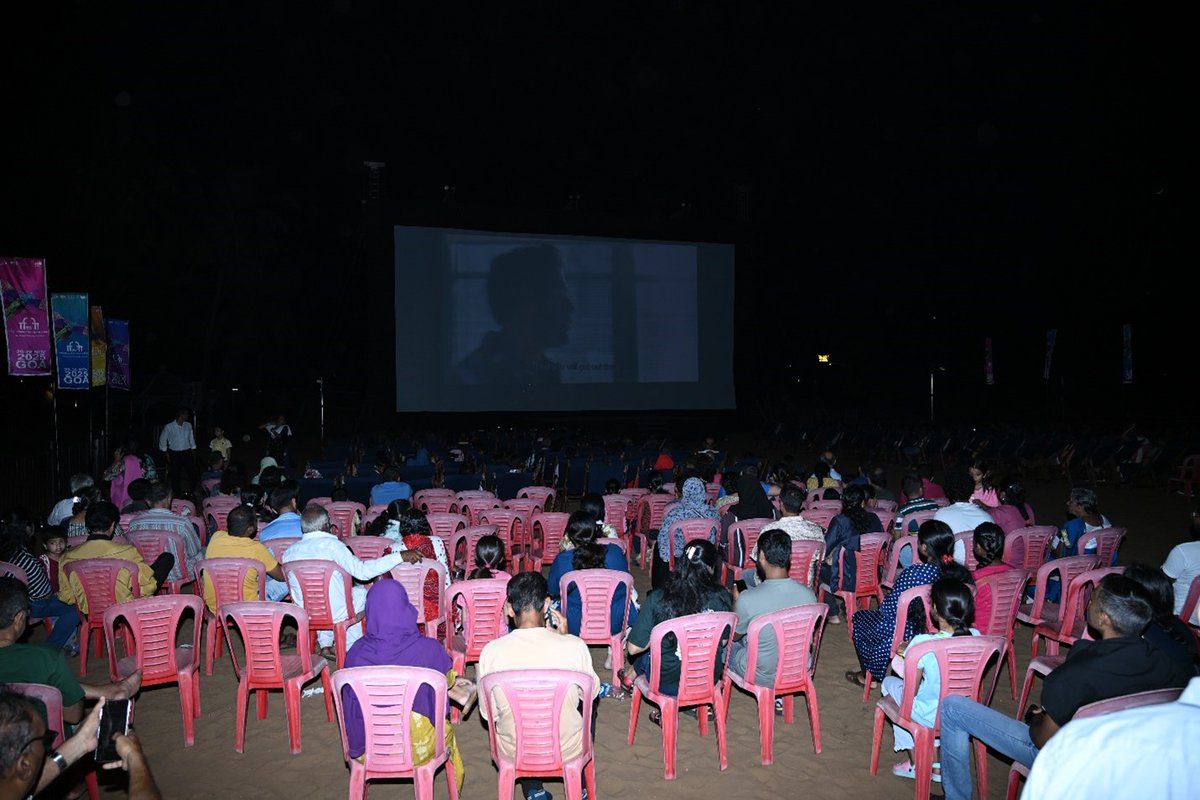 PIBImphal's tweet image. ‘Open Air Screenings’ opens IFFI’s door for localites

“These screenings are designed for family audiences”: Pankaj Saxena

More :pib.gov.in/PressReleasePa…