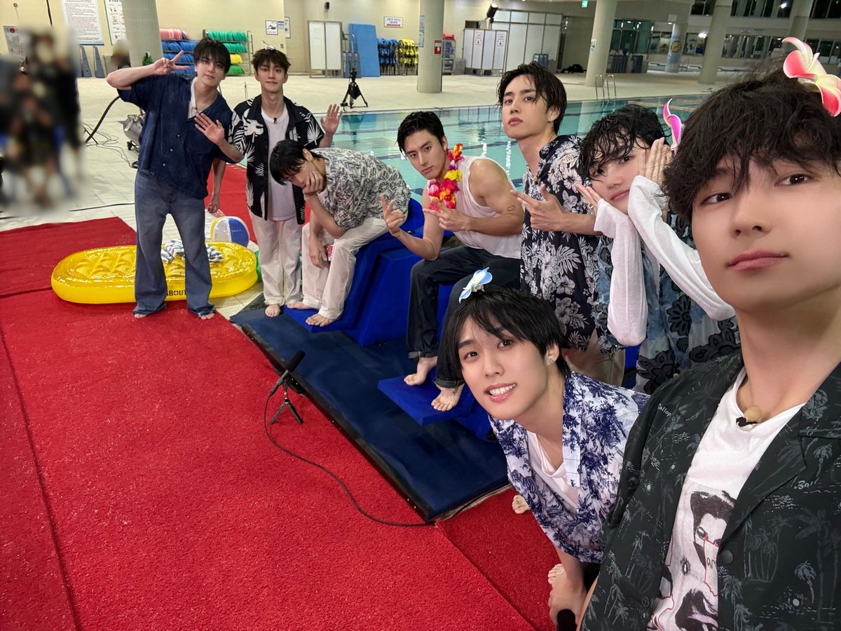 __qfeed____'s tweet photo. 날아가고 또 날아가느라 어딘가 지친 더보이즈🪽 하지만 플라잉 체어는 완벽 적응 완료🤭

https://t.co/31ZdAjKZMZ

#THEBOYZ #더보이즈
#또보이즈 https://t.co/wv5J0yHD8w