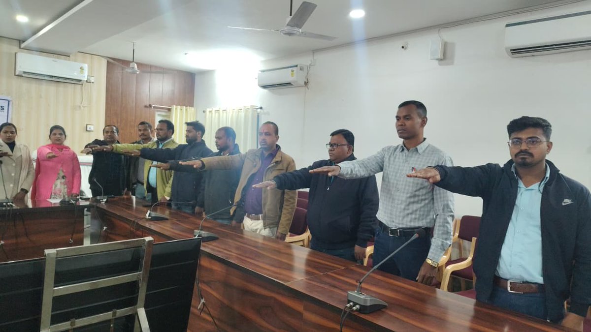 CCgpvs's tweet image. एसेक्स टू जस्टिस फॉर चिल्ड्रन के तहत MCB जिला पंचायत सभाकक्ष में शपथ ग्रहण समारोह आयोजित हुआ।हितधारकों ने बाल अधिकारों की रक्षा,त्वरित कार्रवाई, कानूनी सहायता और मजबूत बाल संरक्षण व्यवस्था के लिए प्रतिबद्धता व्यक्त की।@JustRightsfound 
@MinistryWCD