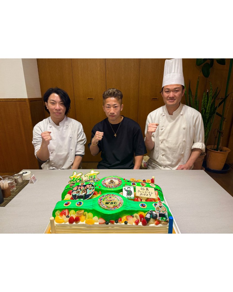 TreeOven's tweet image. WBC世界バンタム級王者👑
井上拓真選手へ、祝勝ケーキを
お作りさせていただきました🎂✨

兄・井上尚弥選手から拓真選手へ…🔥
大切な日のケーキをツリーオーブンにご依頼いただき、本当に光栄です。　

「強さ」だけじゃなく優しさ・思いやり・支え合いそんな家族愛がずっと流れているのを感じます。