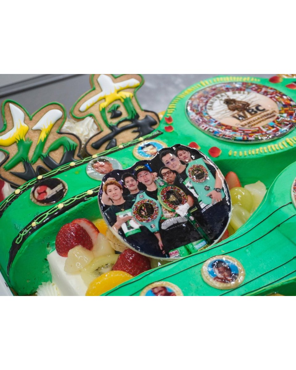 TreeOven's tweet image. WBC世界バンタム級王者👑
井上拓真選手へ、祝勝ケーキを
お作りさせていただきました🎂✨

兄・井上尚弥選手から拓真選手へ…🔥
大切な日のケーキをツリーオーブンにご依頼いただき、本当に光栄です。　

「強さ」だけじゃなく優しさ・思いやり・支え合いそんな家族愛がずっと流れているのを感じます。