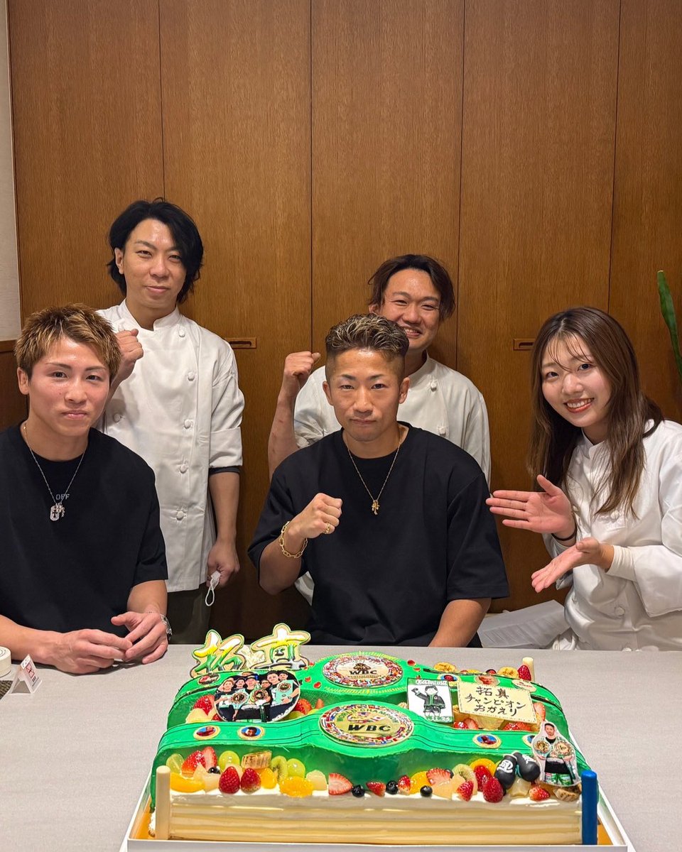 TreeOven's tweet image. WBC世界バンタム級王者👑
井上拓真選手へ、祝勝ケーキを
お作りさせていただきました🎂✨

兄・井上尚弥選手から拓真選手へ…🔥
大切な日のケーキをツリーオーブンにご依頼いただき、本当に光栄です。　

「強さ」だけじゃなく優しさ・思いやり・支え合いそんな家族愛がずっと流れているのを感じます。