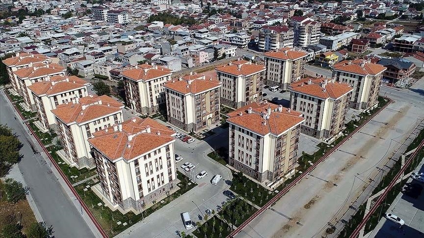 İnşaat sektöründe 1+1 ve 2+1 dairelere olan talep artışı sektörü canlandırıyor. Ankara İnşaat Sanatkarları Esnaf Odası Başkanı İbrahim Aydın: ❝3+1, 4+1 dairelerin yüksek metrekare ve fiyatları, vatandaşları daha küçük ve uygun fiyatlı konutlara yöneltiyor❞
