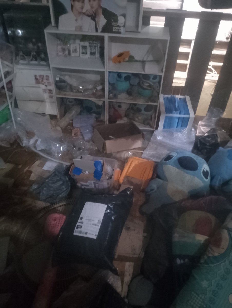 monrudee1404's tweet image. ทุกคน เค้าเข้าบ้านได้แล้วนะ
ตอนแรกจะไม่ร้องพอเห็นสภาพร้องเลย
ทุกอย่างพังหมดเลย ตู้ล้ม ไม่เหลืออะไรเลย 😭😭😭😭
แม้แต่ที่นอนก็ไม่เหลือเลย ของขาย นับ0ใหม่ ของพังหมดเลย
ขอกอดจากทุกคนหน่อยได้มั้ย😭🥹