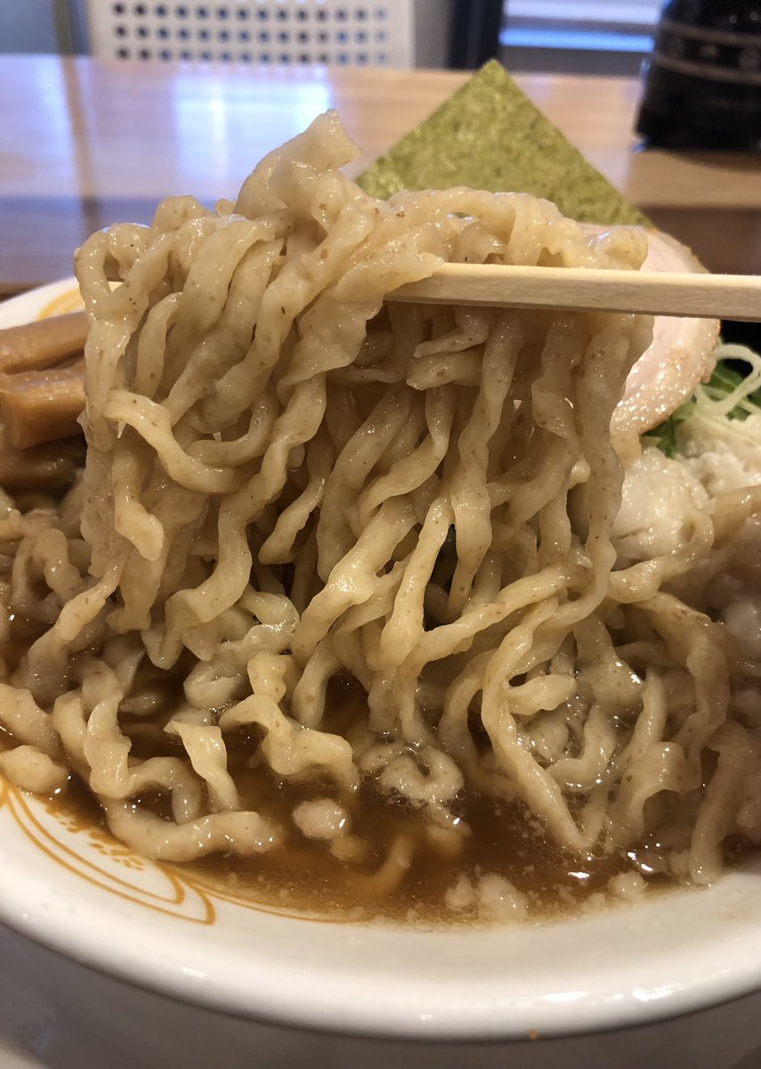 新旬屋本店 朝の部  煮干中華蕎麦あらた

シンチャンらーめん

朝のラー🍜🐟
モッチモチの太麺が今日も美味しい💕☺️
寒い季節になると優しい煮干のスープがめっちゃしみる😭
豚の薫香にしみしみメンマも💯💯💯
久々のシンチャンはやっぱり絶品🤤
最高に幸せな朝でした🥰🥰🥰