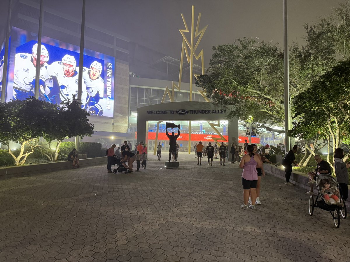 Y2KPoPKulture's tweet image. It’s gobble wobble time!!!!! 🏃🏼‍♀️ 👟 🦃