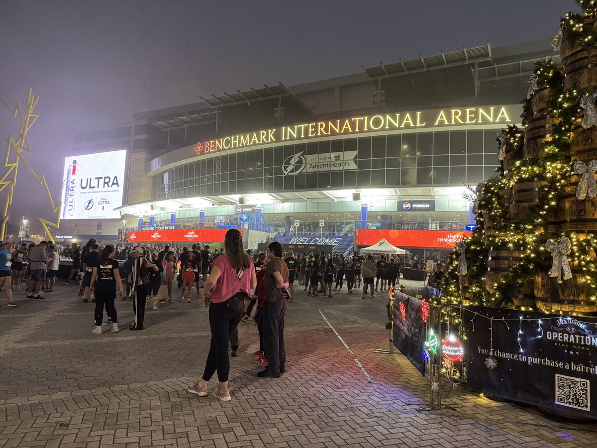 Y2KPoPKulture's tweet image. It’s gobble wobble time!!!!! 🏃🏼‍♀️ 👟 🦃