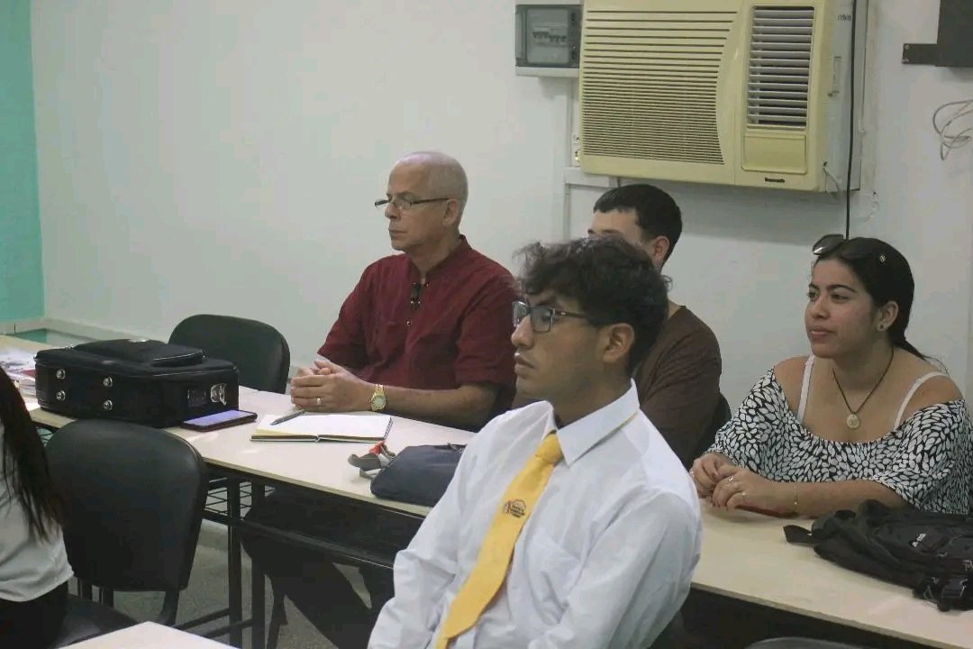 🇵🇪🤝🇨🇺Socializar investigaciones entre los estudiantes peruanos de #Turismo que cursan una pasantía de #MovilidadEstudiantil en la UC y educandos de la Facultad de Ciencias Económicas y Empresariales fue una excelente manera de celebrar el Día del Economista y Contador en #Cuba.