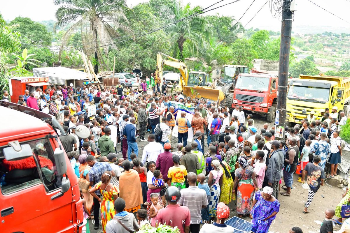 MarleyVuvu's tweet image. #RDC : L’honorable Auguy Kalonji et le ministre des Infrastructures John Banza ont lancé ce mercredi, journée pluvieuse, la construction d’un kilomètre de route et de deux ouvrages antiérosifs à Terre Jaune, avant d’inspecter les chantiers du boulevard Kalonji (ex-B.A.T) et de la…