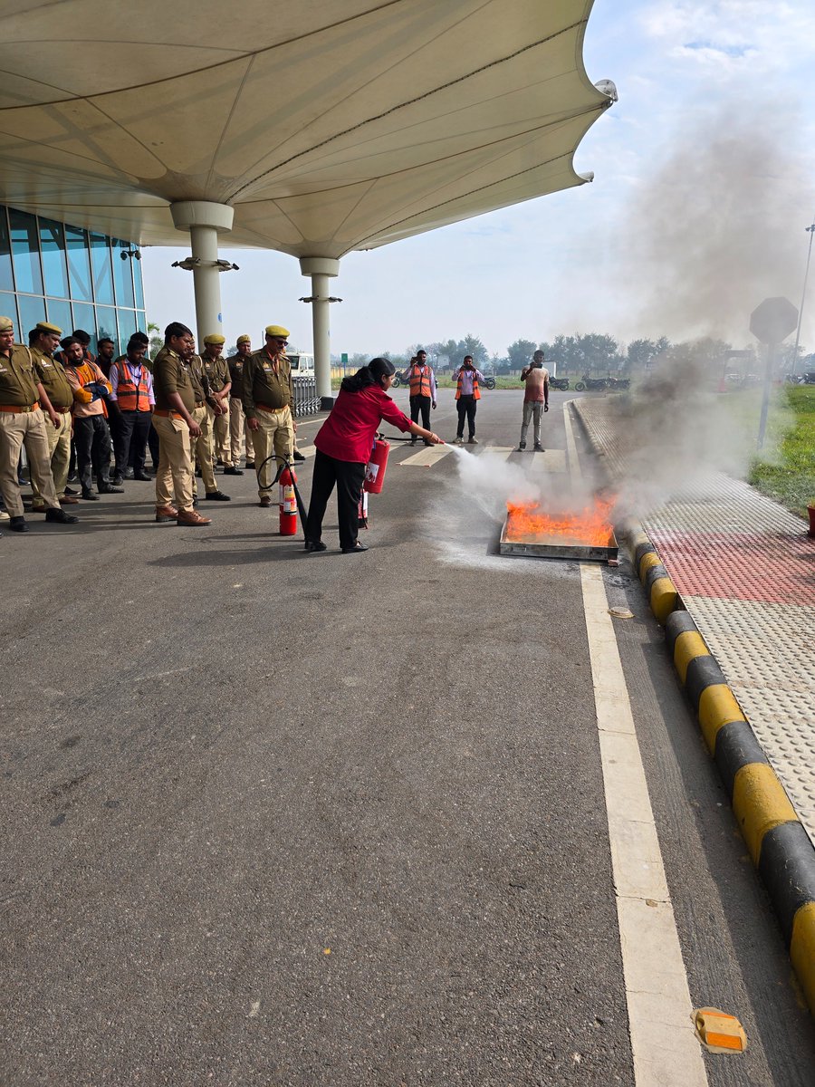 aaikushiairport's tweet photo. विमानन सुरक्षा जागरूकता सप्ताह 2025 के अंतर्गत आज ARFF टीम द्वारा फायरफाइटिंग प्रशिक्षण आयोजित किया गया, जिसमें कर्मचारियों को अग्निशामक यंत्रों के उपयोग एवं आपातकालीन प्रतिक्रिया प्रक्रियाओं की विस्तृत जानकारी प्रदान की गई।
@AAI_Official 
@aaiRedNR https://t.co/fNwNjGYWWw