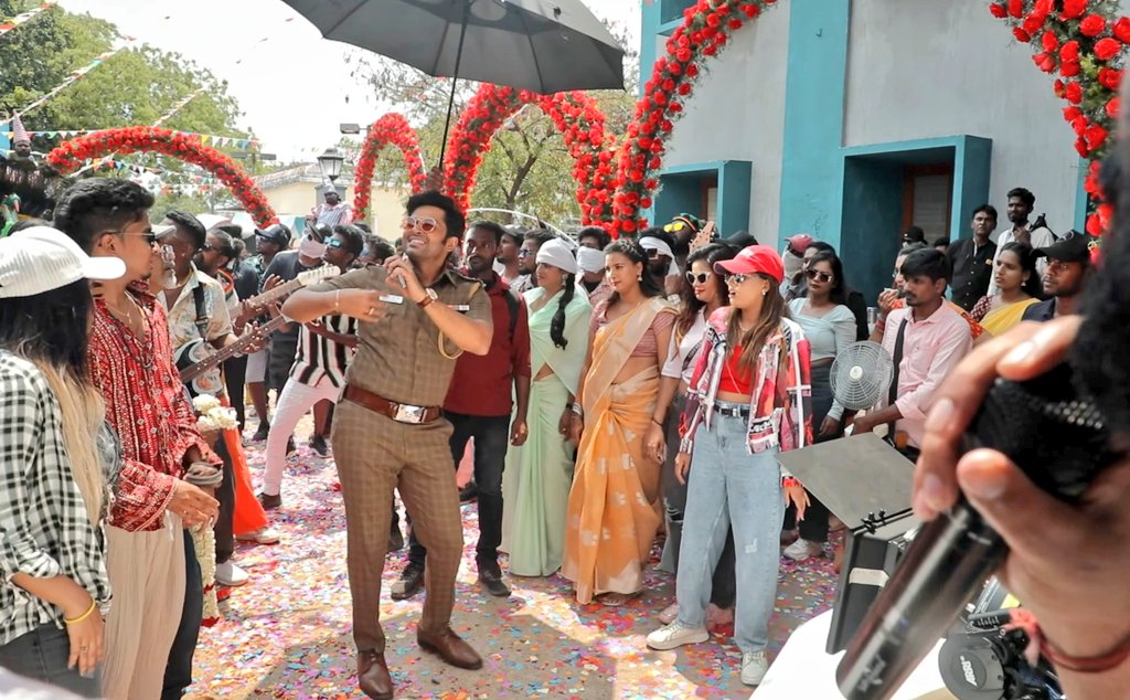 iammoviebuff007's tweet image. #VaaVaathiyaar - Behind the Scenes..💥 #Sandy Master has done Choreo for this Fun song..⭐ #Karthi..🔥