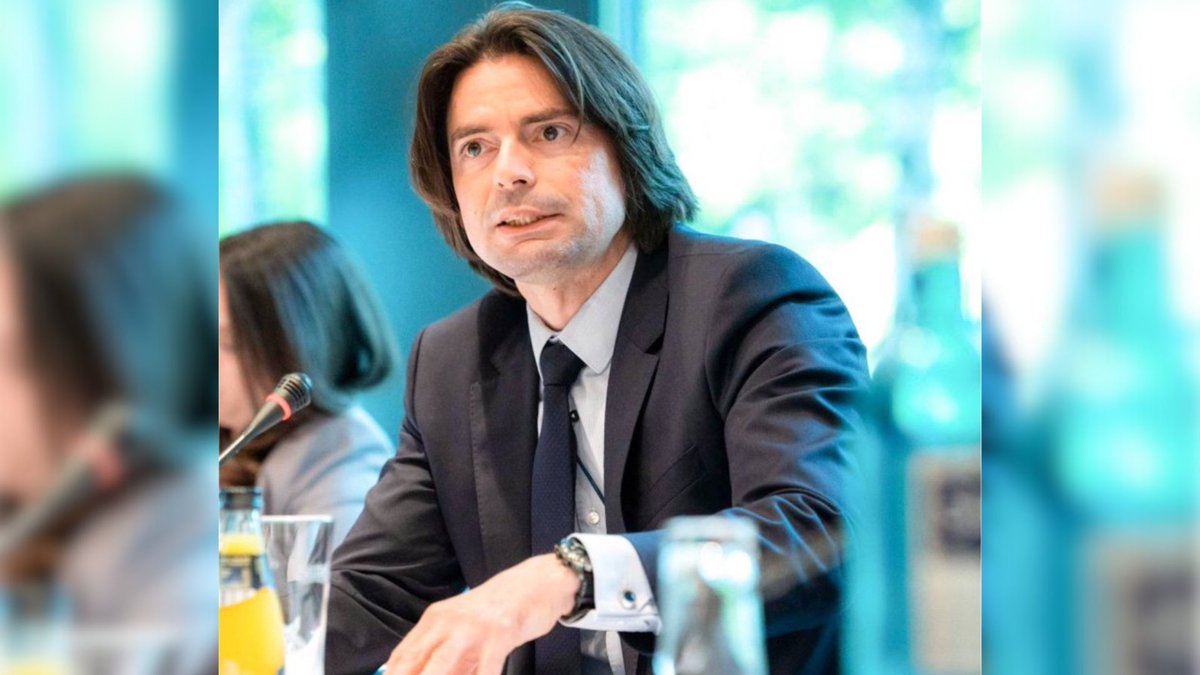 DGRIS_FR's tweet image. 𝐋𝐚 #𝐃𝐆𝐑𝐈𝐒 𝐬𝐞 𝐟𝐞́𝐥𝐢𝐜𝐢𝐭𝐞 𝐝𝐞 𝐥𝐚 𝐧𝐨𝐦𝐢𝐧𝐚𝐭𝐢𝐨𝐧 𝐝𝐞 @guillaumeoll 𝐞𝐧 𝐪𝐮𝐚𝐥𝐢𝐭𝐞́ 𝐝𝐞 𝐝𝐢𝐫𝐞𝐜𝐭𝐞𝐮𝐫 𝐠𝐞́𝐧𝐞́𝐫𝐚𝐥.

Son parcours au sein du @Armees_Gouv et du @francediplo, ainsi que son expertise en affaires stratégiques et en sécurité…