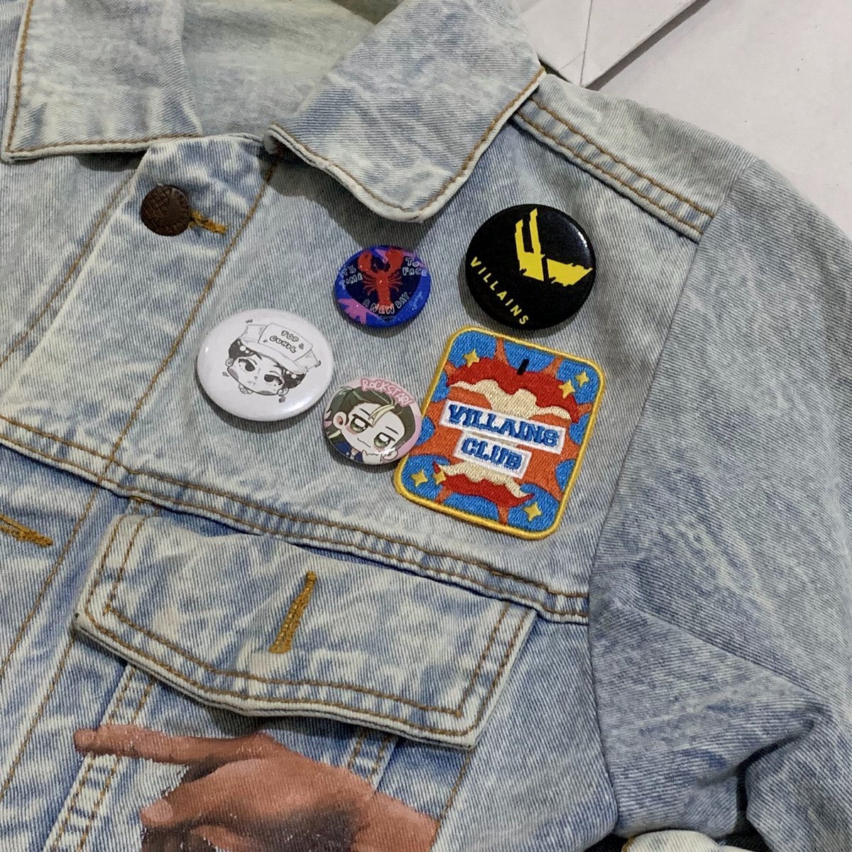 IntoThebRealm's tweet image. ♭Shop: Hallway to Heroes
by @intothebrealm #b_Shop

Preview (6/9)
🛍️ Cheering Towel, Iron Patch, &amp;amp; Stickers.

(There will be a few adjustments for the finished product. Also, color might have a slight difference on the real pic.)

#b_Class #HallwayToHeroes
#Into_The_bRealm…