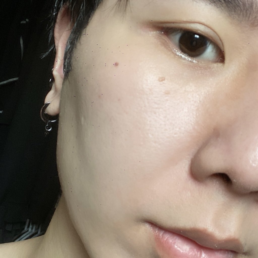 bbigkachu's tweet image. อยากหน้าฉ่ำแต่เป็นคนผิวแพ้ง่าย ใช้ตัวนี้เลย เนื้อบางเบาซึมไว ตอนทาคือเย็นสบายผิวมาก แต่งหน้าต่อได้เลยไม่เป็นขุย เป็นอีกตัวที่อยากให้แมสมาก ตอนนี้หาซื้อได้ที่เซเว่นแล้วนะ 👍🏻