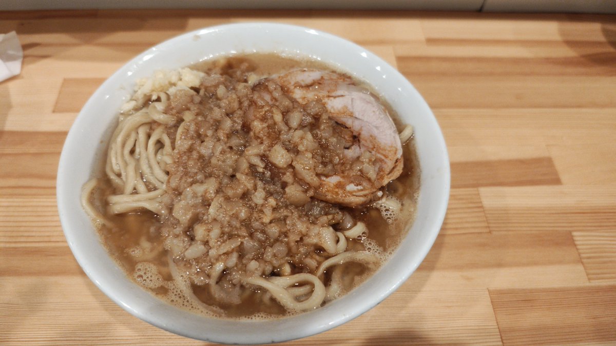 Komatta_C5's tweet image. 野菜食べられないから二郎系食べたことなかったけど、野菜抜きにして食べました
スープはジュースみたいでゴクゴク飲めました
