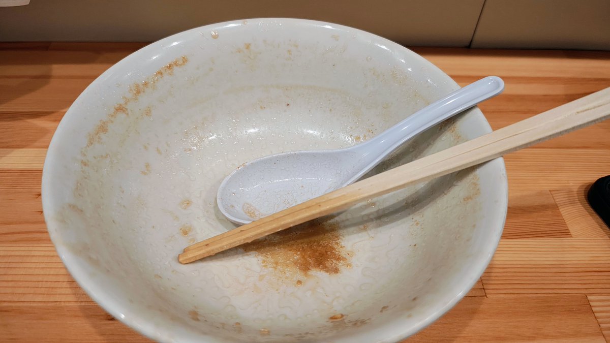 Komatta_C5's tweet image. 野菜食べられないから二郎系食べたことなかったけど、野菜抜きにして食べました
スープはジュースみたいでゴクゴク飲めました