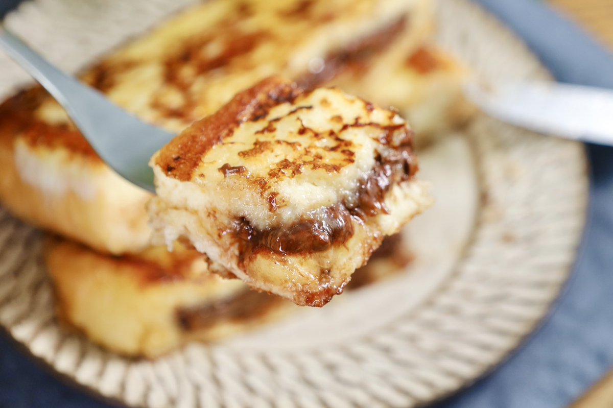 boku_5656's tweet image. 食パンに板チョコとバナナを詰めてフレンチトーストにしたんだけど、満足度が凄まじかった‼️

加熱されたチョコ＆バナナが、熱々とろっとろ…まるでソースみたい✨ンンンまい〜！