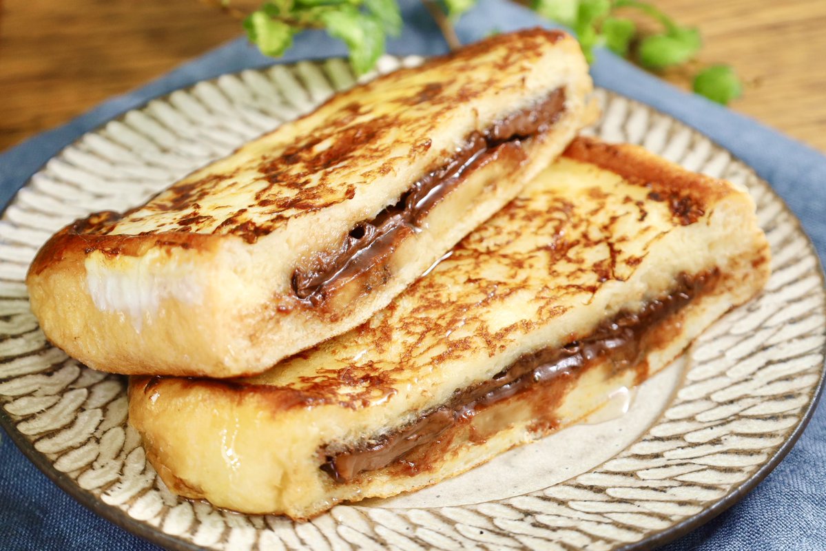 boku_5656's tweet image. 食パンに板チョコとバナナを詰めてフレンチトーストにしたんだけど、満足度が凄まじかった‼️

加熱されたチョコ＆バナナが、熱々とろっとろ…まるでソースみたい✨ンンンまい〜！