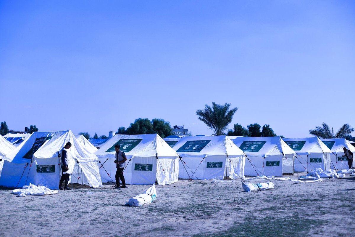 #KSrelief establishes a new camp to shelter families who have lost their breadwinner in the #Gaza Strip