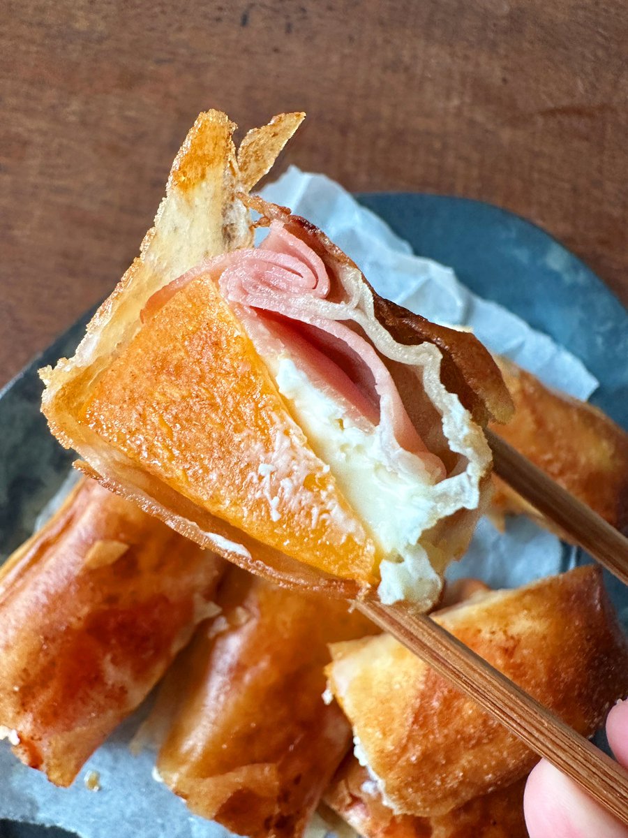 syunkon0507's tweet image. ちょっとこれ春巻きにしたら最高やったわ…とろけたチーズとパリパリの皮に柿の甘さとハムの塩気の妙