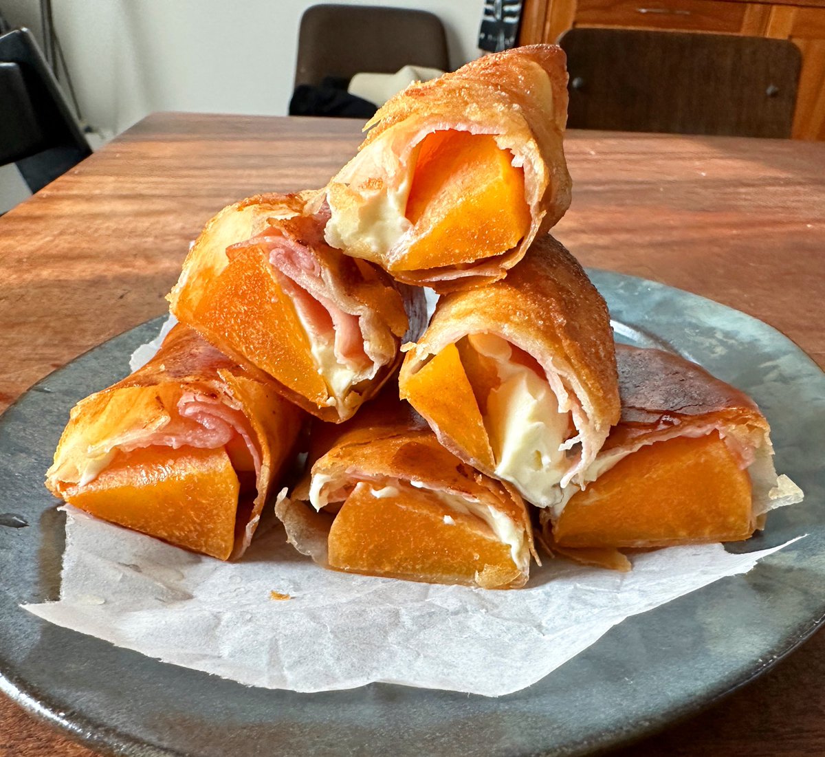 syunkon0507's tweet image. ちょっとこれ春巻きにしたら最高やったわ…とろけたチーズとパリパリの皮に柿の甘さとハムの塩気の妙