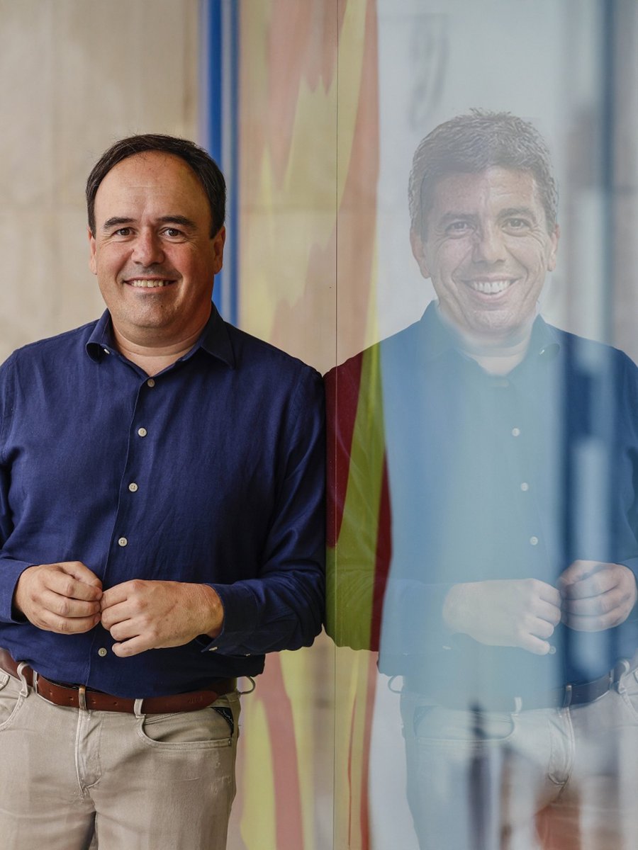 compromis's tweet photo. La soledat de Pérez Llorca: ningú del PP estatal l'acompanya en esta sessió d'investidura. https://t.co/bBHSPo8RGE