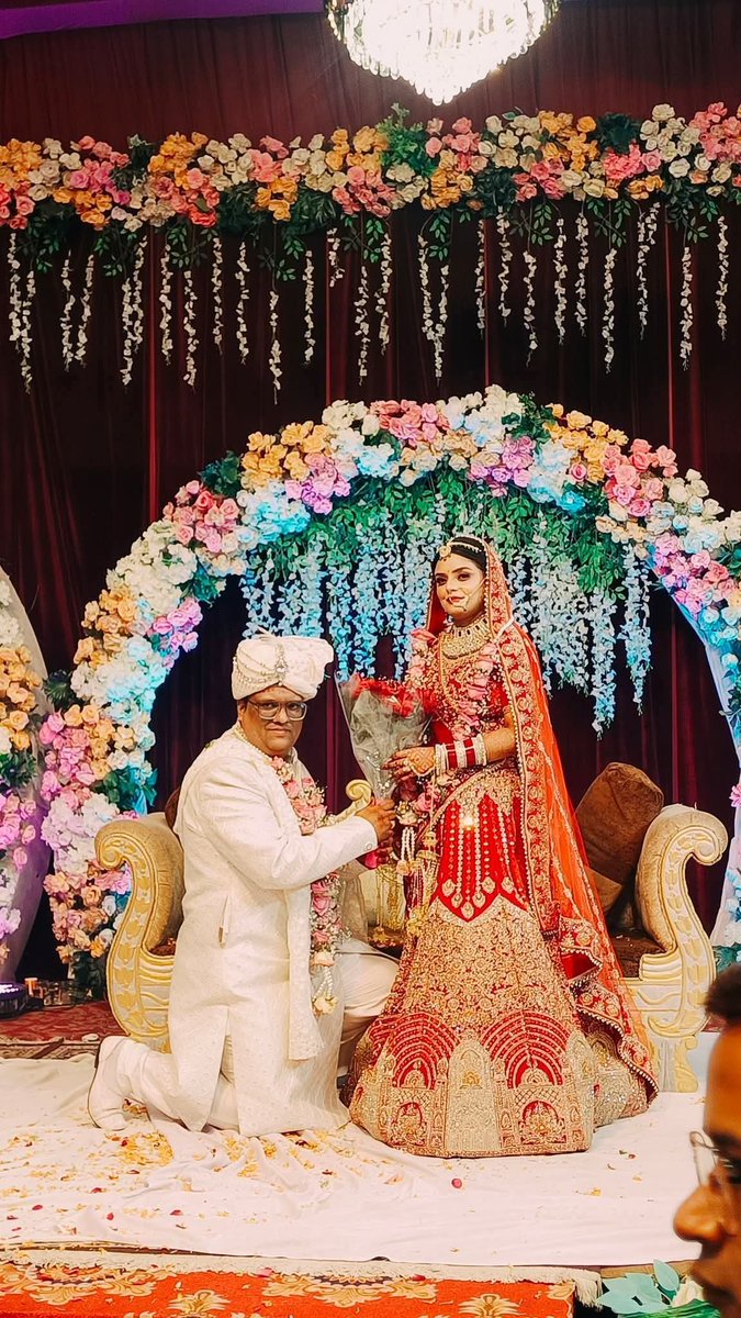 चिचा को आखिरी अटेम्प्ट में ग्रुप C का
एग्जाम क्लियर करने की हार्ड इक शुभकामनाएं 😂