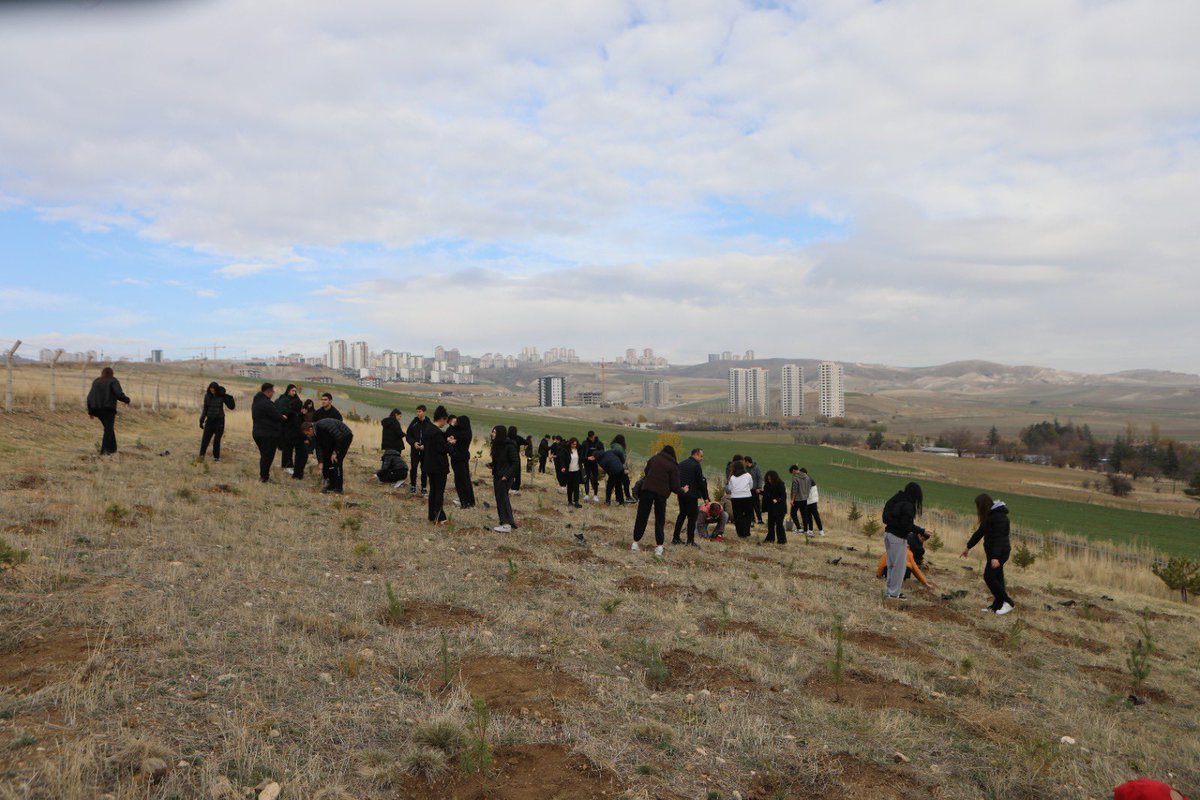 Mezun ve lise öğrencilerimizle fidan dikimi etkinliğimizi gerçekleştirdik.🐝🌳
.
.
<a href="/MemAnkara/">Ankara İl Millî Eğitim Müdürlüğü</a>
<a href="/Murat4Kucukali/">Murat Küçükali</a>
<a href="/turgutunal1818/">TURGUT ÜNAL</a>
<a href="/AnkaraMEM_ISGB/">Ankara İl MEM İşyeri Sağlık ve Güvenlik Birimi</a>
.
.
#YerliMalıHaftası
#BilinçliTüketGeleceğeNefesOl
#BenimOkulumGeleceğeÇare 
#yeşilvatan
#ariokullari