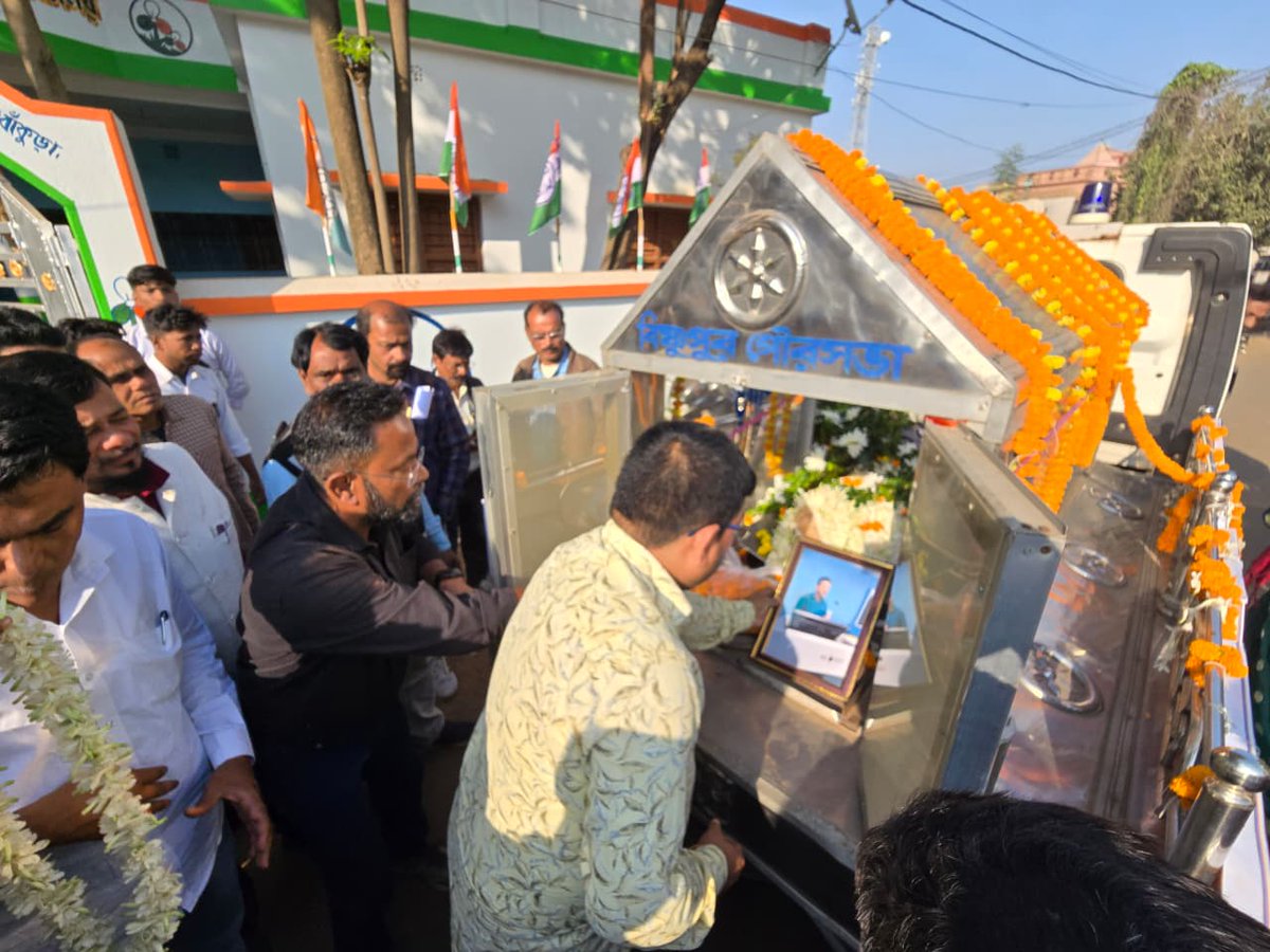 MoteburD's tweet image. #TMCS #20YrsTMCSচোখের জলে শেষ বিদায়
জয়পুর ব্লক তৃণমূল কংগ্রেস কার্যালয়ে স্বর্গীয় চিন্ময় কোনার মহাশয়কে শেষ শ্রদ্ধা জ্ঞাপন করলেন জয়পুর ব্লকের সমস্ত নেতৃত্ব সহ অঞ্চল নেতৃত্ব।
জয়পুর, বাঁকুড়া।#TMCS#বাঘিনীরবাহিনীbaghinirbahini
27/11/2025