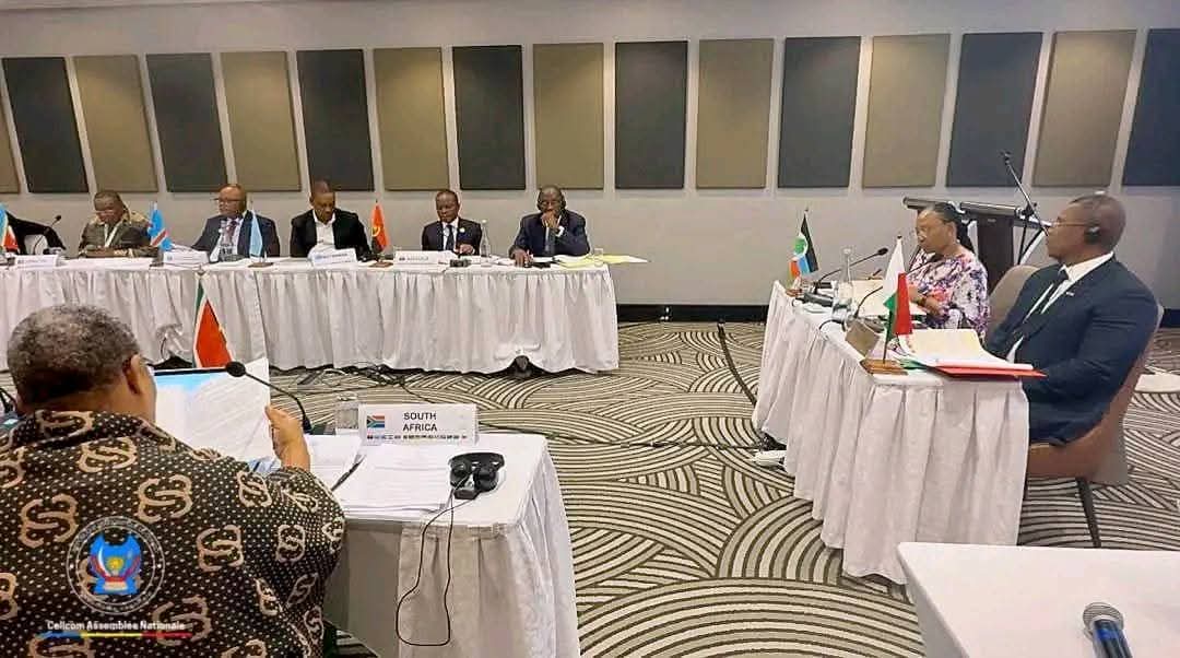 YvesBuya1's tweet image. #Durban : Le Président de l’Assemblée nationale, Aimé Boji @BojiAime  expose clairement les faits sur la crise à l’Est et l’engagement de la #RDC pour une paix durable

_Durban (Afrique du Sud), 26 novembre 2025 ( Cellule de communication de l’Assemblée nationale)_

En marge de…