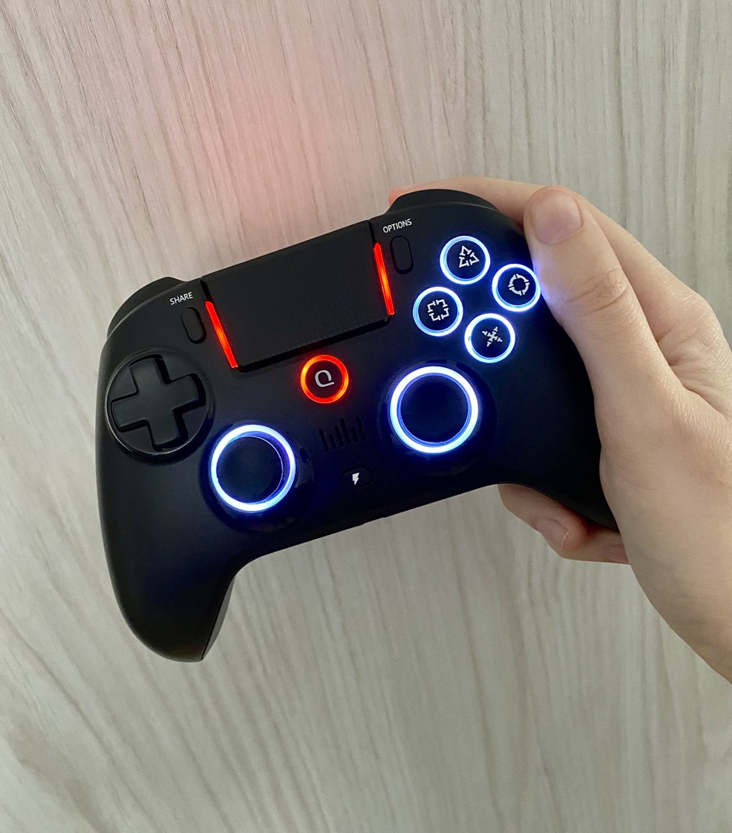 EBC_98YT's tweet image. LUCES RGB:

Este mando cuenta con una iluminación completamente personalizable. 

Puedes ajustarla totalmente a tu antojo. Solamente pulsa el botón “Set” de la parte posterior, y elige la combinación que más te guste.

Para quitarla, mantenlo pulsado unos segundos.

Seguimos 👇🏻