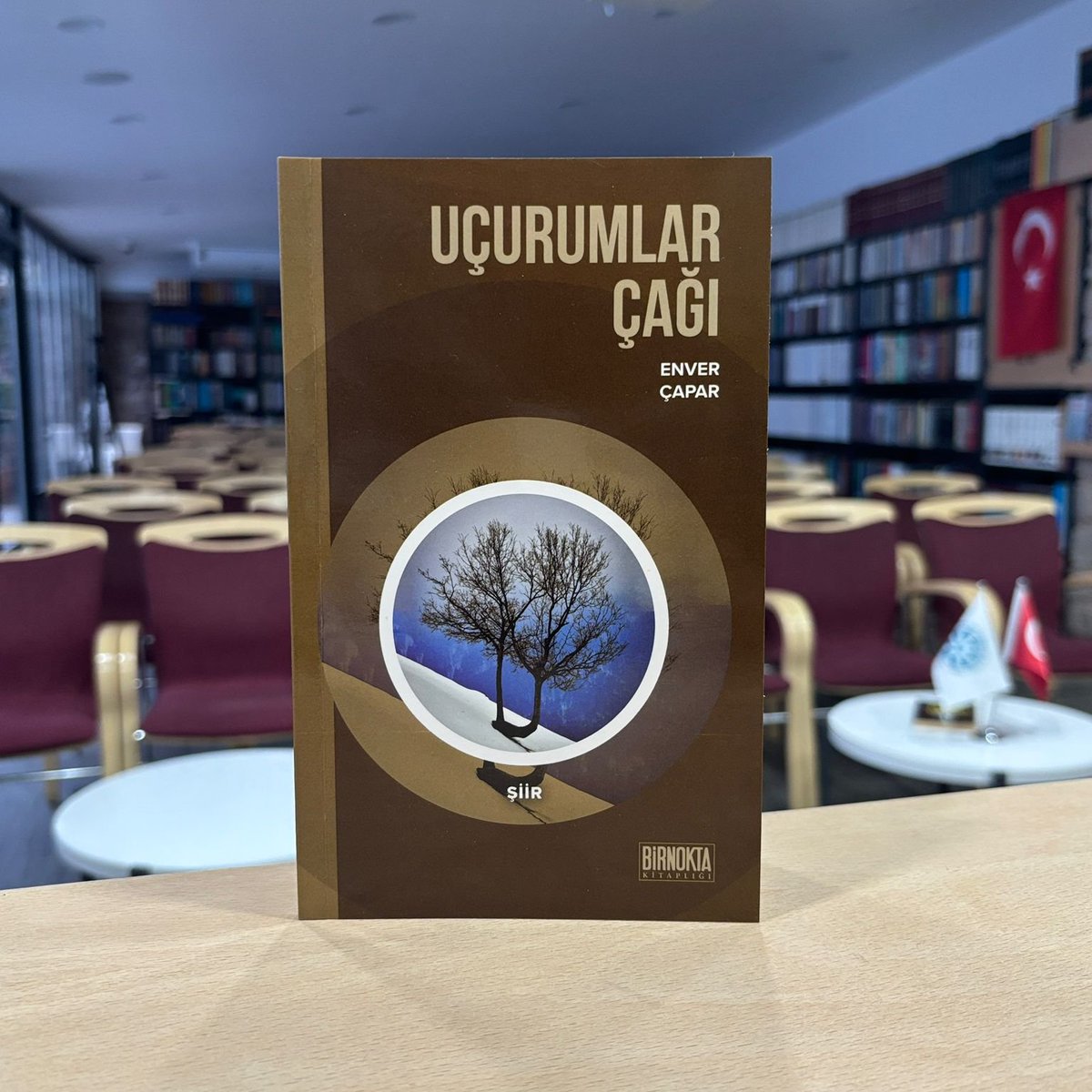 TYB Kahramanmaraş Şube Başkanı Sayın Enver Çapar'ın, yeni şiir kitabı "Uçurumlar Çağı"nı Şubemize gönderdiği için teşekkür ederiz. Kitabın kültür ve edebiyat dünyamıza hayırlı olmasını temenni ediyor, edebiyat dünyasındaki başarılı çalışmalarının devamını diliyoruz.