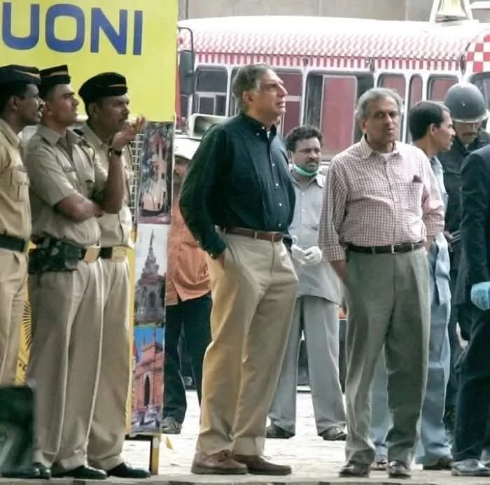 26/11 वो रात थी जब मुंबई जल रही थी... और एक 70 साल का आदमी ताज के बाहर खड़ा था, जाने से मना कर रहा था।

जब उन पुरानी दीवारों के अंदर गोलियों की आवाज़ गूंज रही थी, रतन टाटा तीन दिनों तक फुटपाथ पर इंतज़ार करते रहे, किसी इंडस्ट्रियलिस्ट के तौर पर नहीं, किसी अरबपति के तौर पर नहीं,