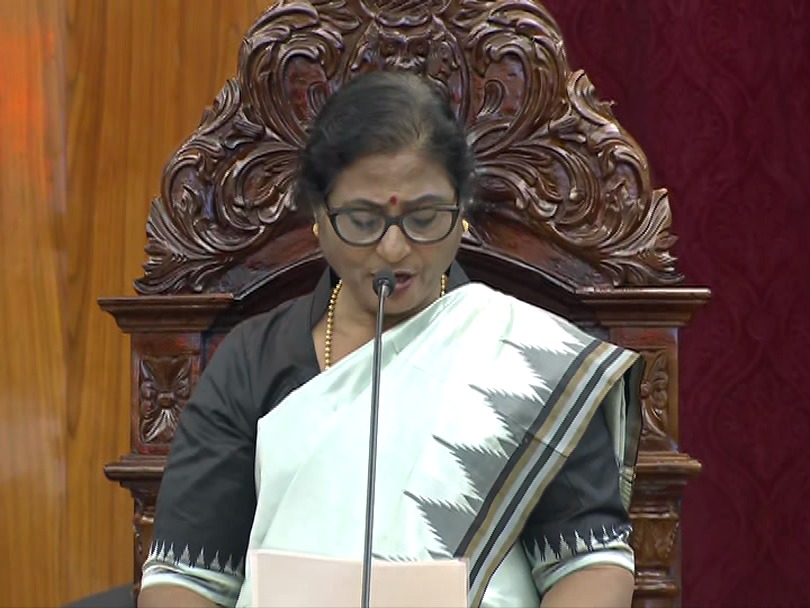 kanak_news's tweet image. ବିଧାନସଭାରେ ରାଷ୍ଟ୍ରପତି
ବାଚସ୍ପତି ସୁରମା ପାଢ଼ୀ ଦେଲେ ଉପହାର
#DroupadiMurmu #Odisha #KanakNews