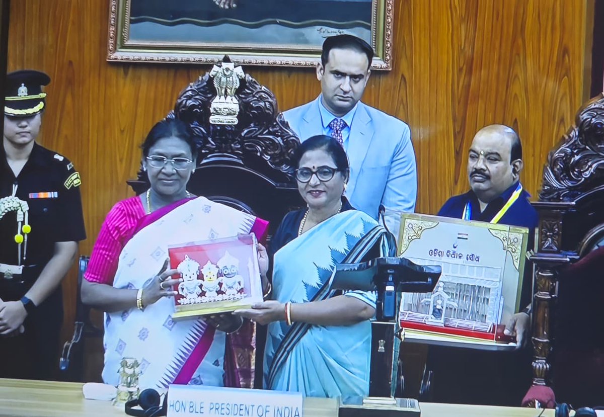 kanak_news's tweet image. ବିଧାନସଭାରେ ରାଷ୍ଟ୍ରପତି
ବାଚସ୍ପତି ସୁରମା ପାଢ଼ୀ ଦେଲେ ଉପହାର
#DroupadiMurmu #Odisha #KanakNews